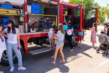 1 Haziran 2023 Beltsy, Moldova. Resimli editör kullanımı için. Çocuklar kurtarıcılar ve itfaiyeciler tarafından eğlendirilir.