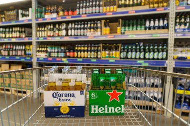 8 Haziran 2023 Beltsy, Moldova. Resimli editör kullanımı için. Markette bira satan bir departman.