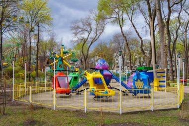 17 Nisan 2022 Beltsy, Moldova. Resimli editör kullanımı için. Belediye eğlence parkında atlı karıncalar