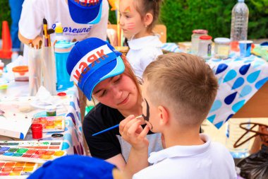 1 Haziran 2022 Beltsy, Moldova. Resimli editör kullanımı için. Bir şehir festivalinde çocuklar için vücut sanatı