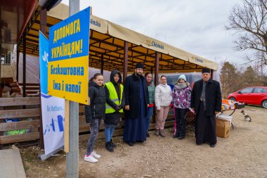 1 Mart 2022 Sculeni Moldova. Resimli editör kullanımı için. Gümrük gönüllüleri Ukraynalı mültecilere yardım ediyor