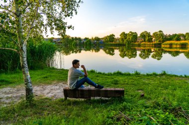23 Mayıs 2023 Dobruja köyü, Singerei bölgesi, Moldova. Resimli editör kullanımı için. Güzel bir gün doğumunun ya da gün batımının tadını çıkaran adam
