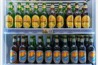 4 Mayıs 2022 Beltsy, Moldova. Resimli editör kullanımı için. Bira dükkanı olan buzdolabı.