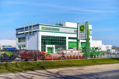 24 Mart 2023 Beltsy, Moldova. Resimli editör kullanımı için. John Deere Traktör Mağazası