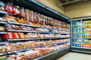 13 Nisan 2023 Beltsy, Moldova. Resimli editör kullanımı için. Et reyonunda sosis.