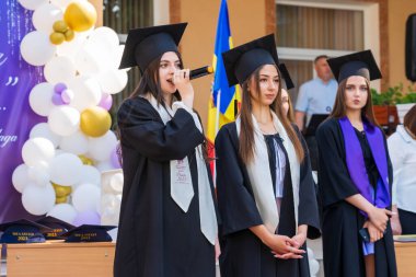 30 Mayıs 2023 Beltsy, Moldova. Resimli editör kullanımı için. Okuldaki sırayla mezun olanlar.