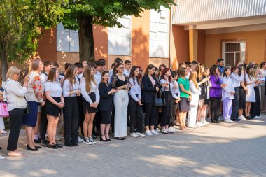 30 Mayıs 2023 Beltsy, Moldova. Resimli editör kullanımı için. Okul çocukları hatta bekliyor.