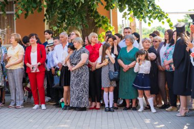 30 Mayıs 2023 Beltsy, Moldova. Resimli editör kullanımı için. Aileler okulda kuyrukta bekliyor.