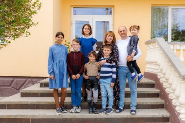 3 Mayıs 2023 Beltsy, Moldova. Resimli editör kullanımı için. Evin verandasındaki geniş aile.