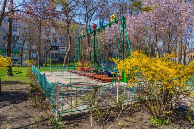 15 Nisan 2022 Beltsy, Moldova. Resimli editör kullanımı için. Belediye eğlence parkında atlı karıncalar