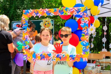 1 Haziran 2022 Beltsy, Moldova. Resimli editör kullanımı için. Çocuklar şehir festivalinde eğleniyor.