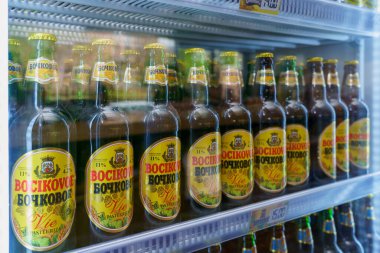 4 Mayıs 2022 Beltsy, Moldova. Resimli editör kullanımı için. Bira dükkanı olan buzdolabı.