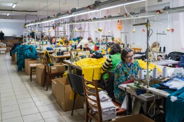 11 Ocak 2023 Beltsy, Moldova. Resimli editör kullanımı için. Bir giyim fabrikasında dikiş atölyesi.