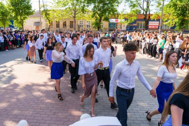 30 Mayıs 2023 Beltsy, Moldova. Resimli editör kullanımı için. Okul çocukları hatta bekliyor.