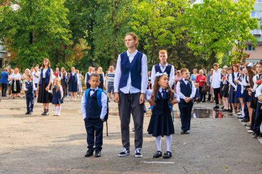 1 Eylül 2023 Balti Moldova. Okulda törensel kutlama hattı. Bilgi Günü 'nde. Okula dönelim. Sadece yazı işleri için.