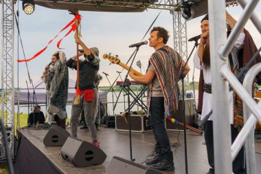 12 Haziran 2022 Duruitoara Moldova. Resimli editör kullanımı için. Halk müziğinin açık etkinliğinde müzisyenler