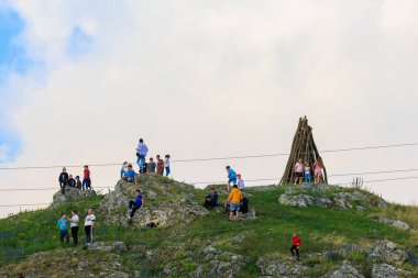 12 Haziran 2022 Duruitoara Moldova. Resimli editör kullanımı için. Bir halk festivalinde, yakacak odun hazırlamak için gece yangını var.