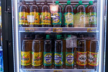 4 Mayıs 2022 Beltsy, Moldova. Resimli editör kullanımı için. Bira dükkanı olan buzdolabı.