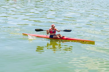 1 Temmuz 2022 Beltsy, Moldova. Resimli editör kullanımı için. Şehir rezervuarındaki kürekçiler aktif bir yaşam tarzına sahipler.