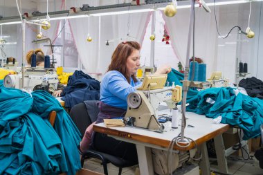 11 Ocak 2023 Beltsy, Moldova. Resimli editör kullanımı için. Bir giyim fabrikasında dikiş atölyesi.