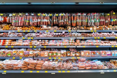 13 Nisan 2023 Beltsy, Moldova. Resimli editör kullanımı için. Et reyonunda sosis.