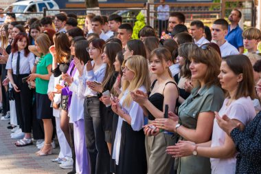 30 Mayıs 2023 Beltsy, Moldova. Resimli editör kullanımı için. Okul çocukları hatta bekliyor.