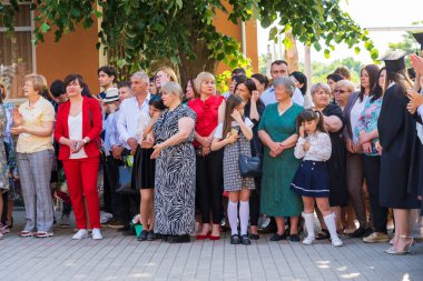 30 Mayıs 2023 Beltsy, Moldova. Resimli editör kullanımı için. Aileler okulda kuyrukta bekliyor.