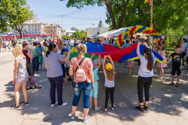 1 Haziran 2023 Beltsy, Moldova. Resimli editör kullanımı için. Çocuklar şehir festivalinde eğleniyor.