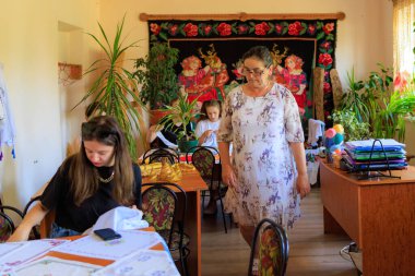 21 Haziran 2023 Rautel Moldova. Resimli editör kullanımı için. Halk sanatları yapan çocuklar.