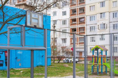 20 Mart 2023 Beltsy, Moldova. Resimli editör kullanımı için. Yıkılmış ve parçalanmış spor sahası