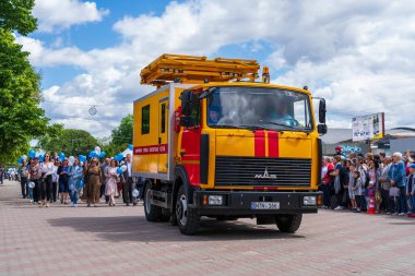 22 Mayıs 2022 Beltsy, Moldova. Resimli editör kullanımı için. Şehir gününe adanmış geçit töreninde arabalar ve ağır ekipmanlar
