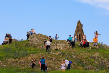 12 Haziran 2022 Duruitoara Moldova. Resimli editör kullanımı için. Bir halk festivalinde, yakacak odun hazırlamak için gece yangını var.