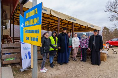 1 Mart 2022 Sculeni Moldova. Resimli editör kullanımı için. Gümrük gönüllüleri Ukraynalı mültecilere yardım ediyor