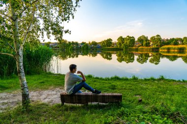 23 Mayıs 2023 Dobruja köyü, Singerei bölgesi, Moldova. Resimli editör kullanımı için. Güzel bir gün doğumunun ya da gün batımının tadını çıkaran adam