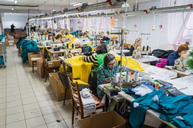 11 Ocak 2023 Beltsy, Moldova. Resimli editör kullanımı için. Bir giyim fabrikasında dikiş atölyesi.