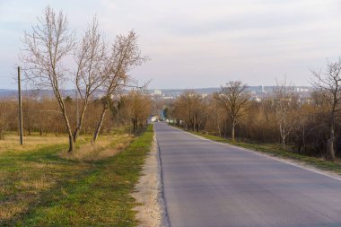 24 Mart 2023 Beltsy, Moldova. Resimli editör kullanımı için. Güzel tamir edilmiş bir yol.