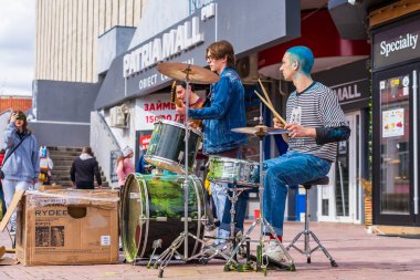26 Mart 2023 Beltsy, Moldova. Resimli editör kullanımı için. Sokak müzisyeni