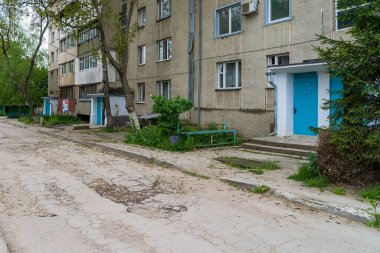 16 Mayıs 2023 Beltsy, Moldova. Resimli editör kullanımı için. Kırık yol.