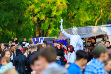 19 Mayıs 2023 Beltsy, Moldova. Resimli editör kullanımı için. Özgürlük Anıtı 'nın canlı heykeli. Amerikan Kültür Günleri Kutlaması