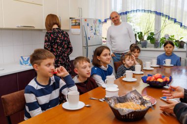 3 Mayıs 2023 Beltsy, Moldova. Resimli editör kullanımı için. Öğle yemeğinde büyük bir aile.