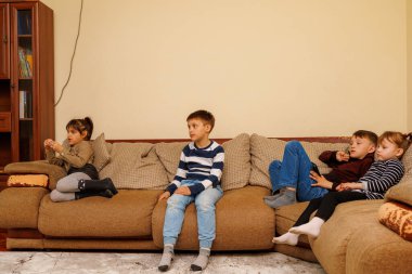 3 Mayıs 2023 Beltsy, Moldova. Resimli editör kullanımı için. Çocuklar televizyon izliyor