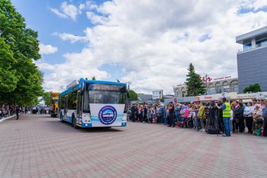 22 Mayıs 2022 Beltsy, Moldova. Resimli editör kullanımı için. Şehir gününe adanmış geçit töreninde arabalar ve ağır ekipmanlar