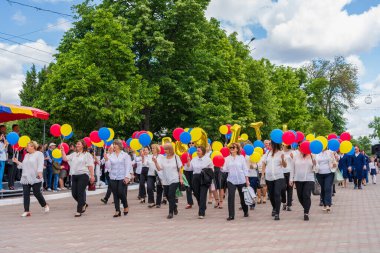 22 Mayıs 2022 Beltsy, Moldova. Resimli editör kullanımı için. Geçit törenindeki insanlar Şehir Günü 'ne adanmış.