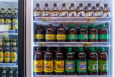 4 Mayıs 2022 Beltsy, Moldova. Resimli editör kullanımı için. Bira dükkanı olan buzdolabı.