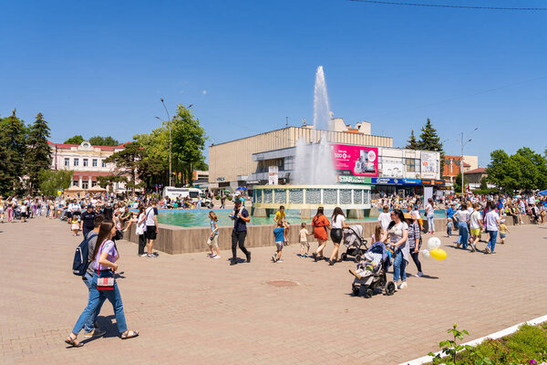 1 июня 2023 года Бельцы, Молдова. Для иллюстрированного назидательного использования. Люди в городе в День защиты детей