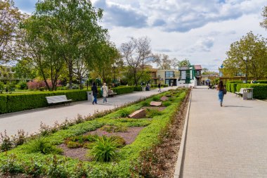 12 Mayıs 2023 Beltsy, Moldova. Resimli editör kullanımı için. Şehir çiçek tarhları