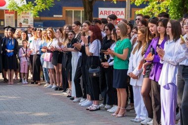30 Mayıs 2023 Beltsy, Moldova. Resimli editör kullanımı için. Okul çocukları hatta bekliyor.