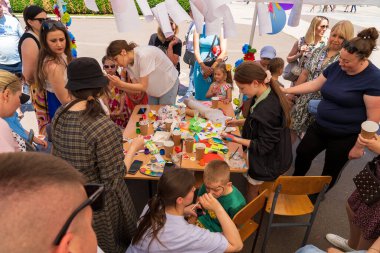 1 Haziran 2023 Beltsy, Moldova. Resimli editör kullanımı için. Çocuklar eğitici yaratıcılık ile ilgilenirler.