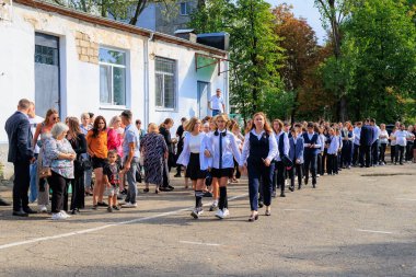 1 Eylül 2023 Balti Moldova. Okulda törensel kutlama hattı. Bilgi Günü 'nde. Okula dönelim. Sadece yazı işleri için.