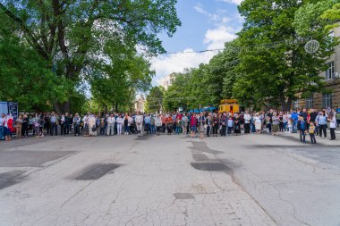 22 Mayıs 2022 Beltsy, Moldova. Resimli editör kullanımı için. Geçit törenindeki insanlar Şehir Günü 'ne adanmış.